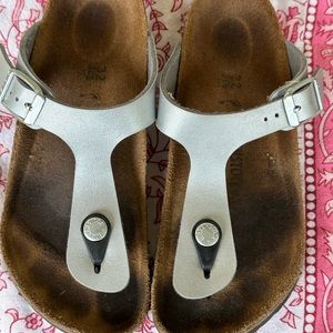 EUC GIZEH BIRKENSTOCK SILVER, Size 1-1.5US / 32EU Little Kid sandals